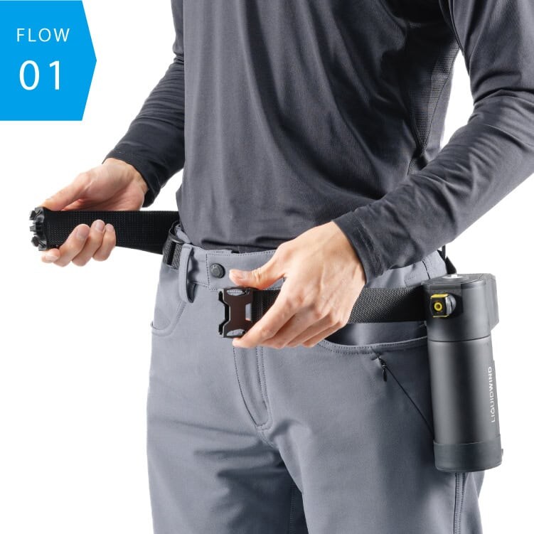 冷却水を入れた保冷ボトルキットを腰に固定