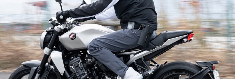 アンダーウェアに送水し、バイクライドによる走行風によって冷却するシステム