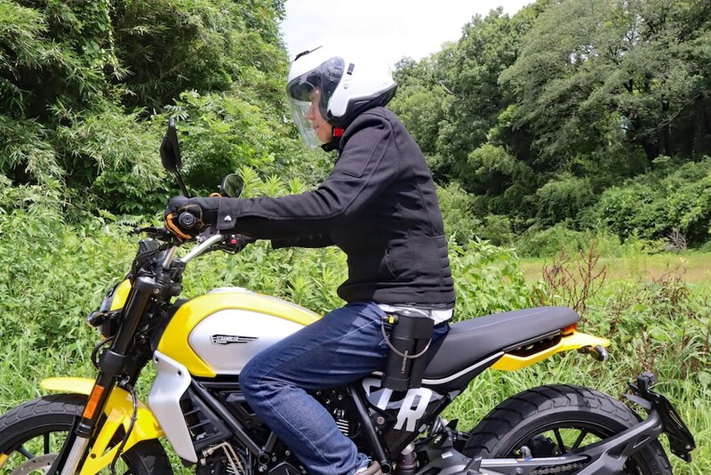 ボトルが腰の側面に来るように装着