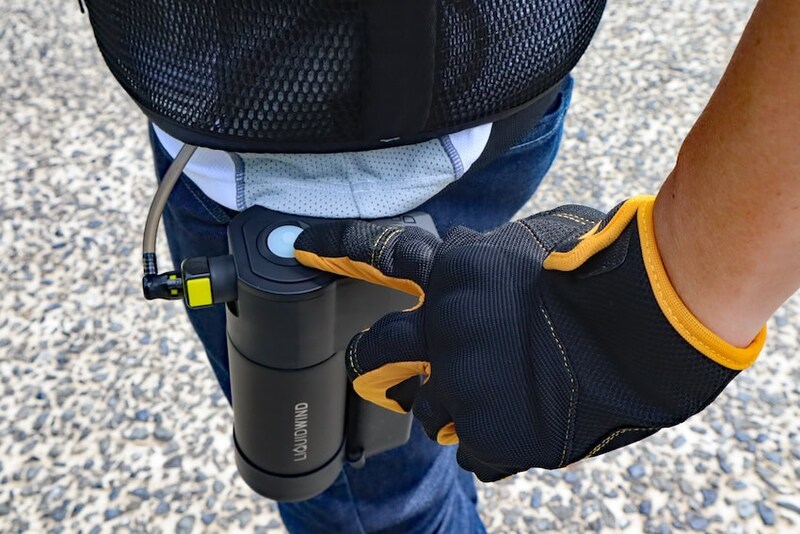 保冷ボトルキット上部にあるスイッチで電源のオンオフ、手動と自動の切り替えをおこなう