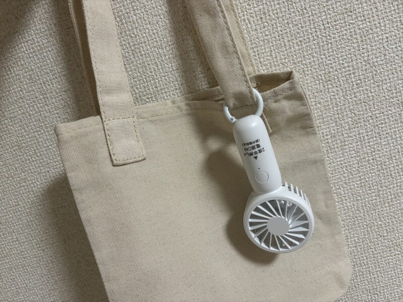 カバンにも簡単に取り付けられる