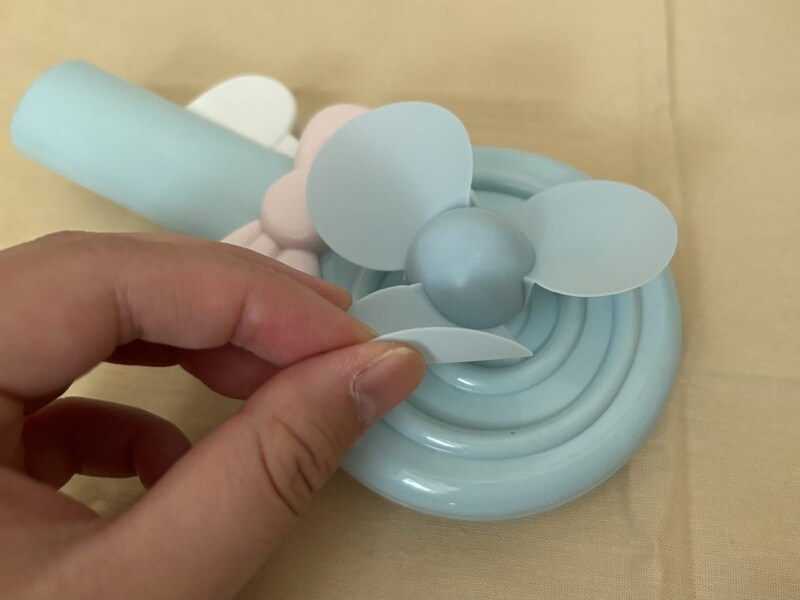 セリアの羽は柔らかい素材