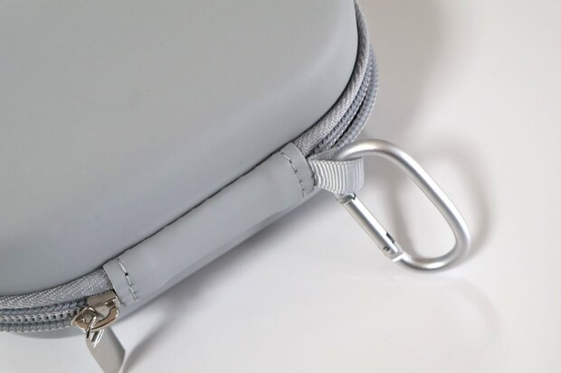 カラビナもついているのでカバンに取り付けることもできる