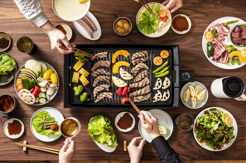 調理中の煙を約85％、油はねを約97％削減（同社製品比）した減煙電気焼肉器。