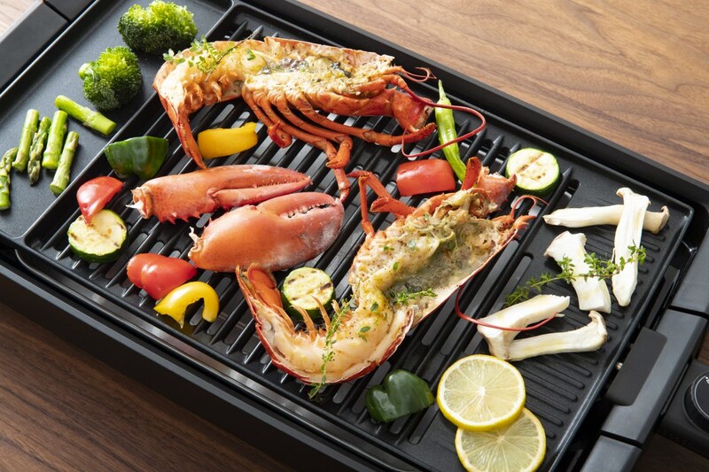 ちらのワイドタイプは、5～6人で使うのにちょうどいいサイズ。横幅47cmの広々としたプレートの中に、3種類の調理スペースを設けることで、さまざまな食材を同時に調理することができる。