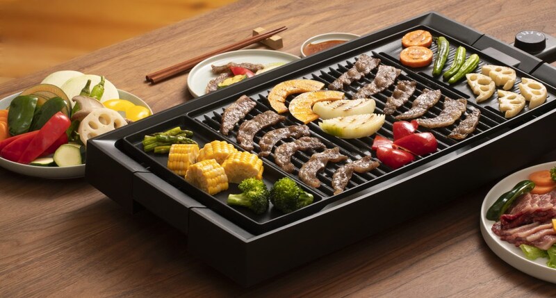 ピーコック魔法瓶工業の「減煙電気焼肉器（ワイドタイプ） WY-E130」。人気のホットプレートに、より使いやすいワイドタイプが仲間入りした。