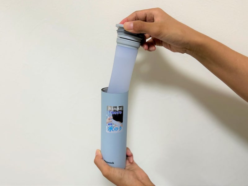 凍らせる作り方3：氷のうを冷凍庫から取り出し、冷たさキープホルダーにセットし完成です。