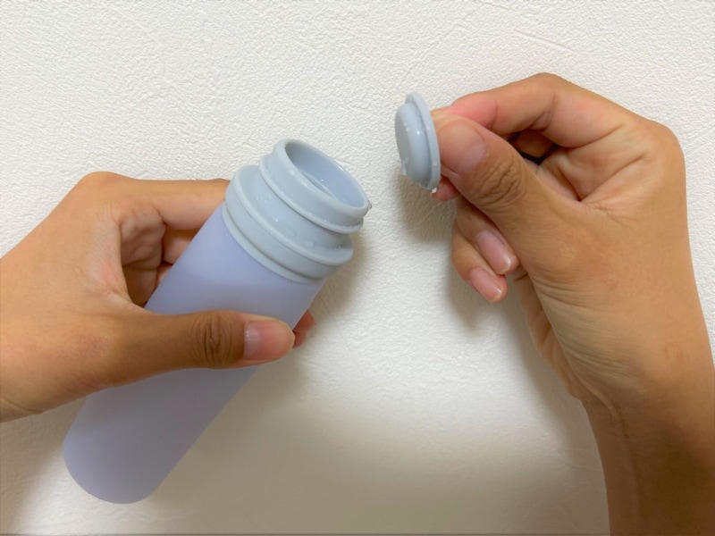 凍らせる作り方2：水漏れを防ぐキャップをはめます。