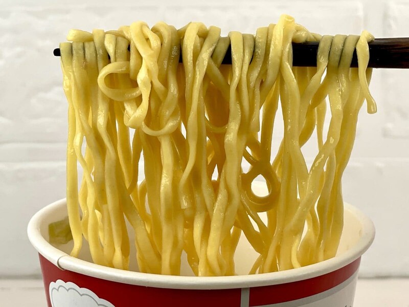 ナガトヤ　ミャクメン／麺は中太で平たいコシのあるフライ麺