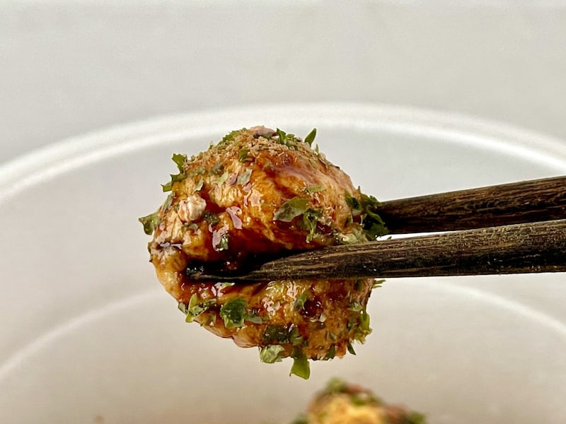 エースコック　大阪たこ焼き味焼きそば／なかなかビジュアルはもうたこ焼きです。あおさと紅生姜のふりかけをかけることでグッとたこ焼き感が増します