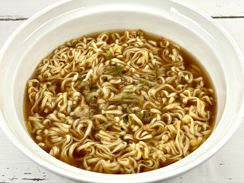 日清食品　お椀で食べるカップヌードルたこ焼き／かやくはキャベツ・紅生姜・味付け卵がトッピングとして採用されています