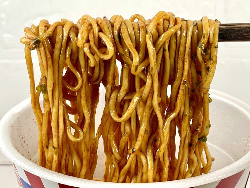 エースコック　大阪たこ焼き味焼きそば／麺とソースもしっかりと絡んでほおばるごとにお口の中に旨みが増します