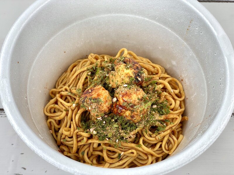 エースコック　大阪たこ焼き味焼きそば／見た目はかなりリアルな「たこ焼き」に見えます