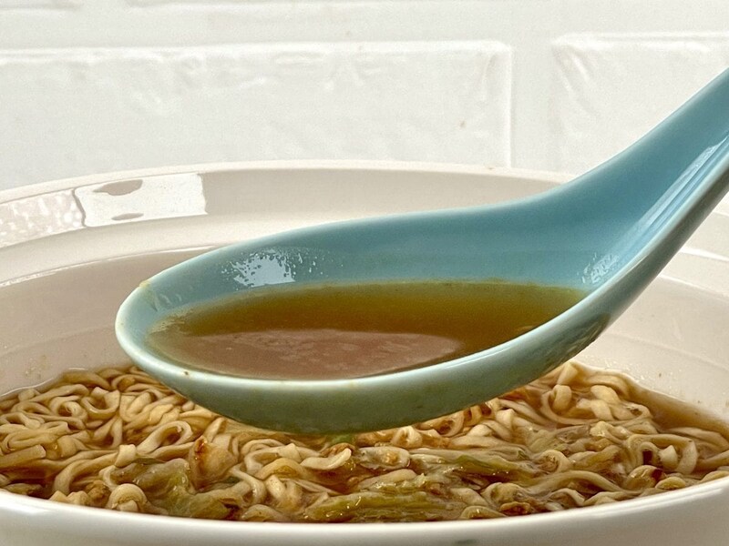 日清食品　お椀で食べるカップヌードルたこ焼き／スープを飲んでビックリ！たこ焼きにかける甘辛ソースがスープとなって飛び込んできます