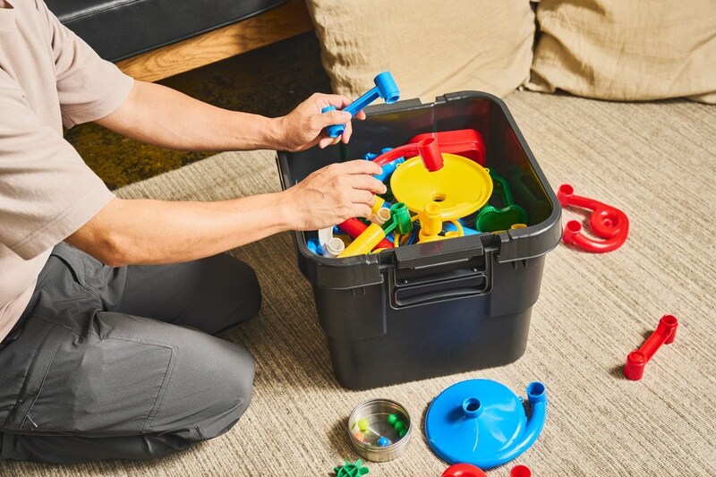 再生ポリプロピレン入り 頑丈収納ボックス ダークグレー　「撮影で使った小物を次の機会のためにまとめて収納しています。かさばる玩具類をまとめられるのが便利です！」（スタイリスト 小林知典さん）