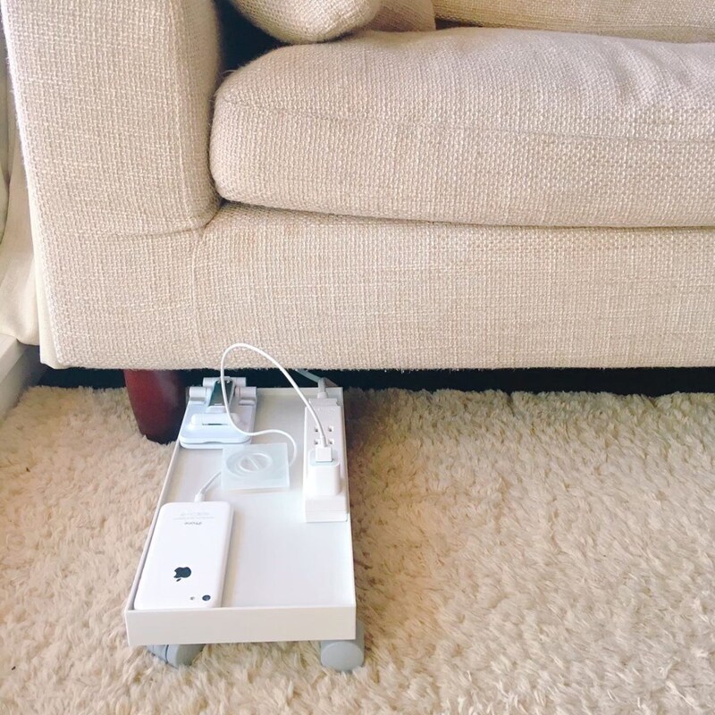 ポリプロピレンファイルボックス スタンダード用キャスターもつけられるフタ＆ポリプロピレン収納ケース用キャスター　「浅型トレーとしてスマホ充電グッズをまとめてソファ下に収納。トイレの掃除グッズもこれにまとめています」（無印良品愛好家 小林尚子さん）