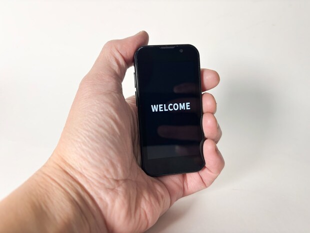 持ち運びには便利ですが、スマホが小さいというのは使い勝手がかなり悪いと知りました