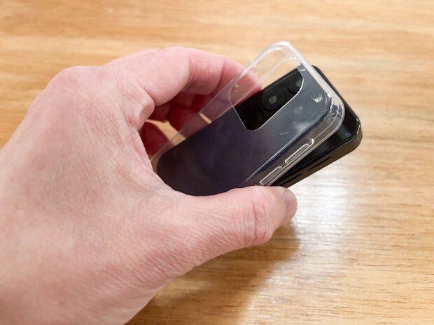 クリアタイプのスマホカバーが付属しています