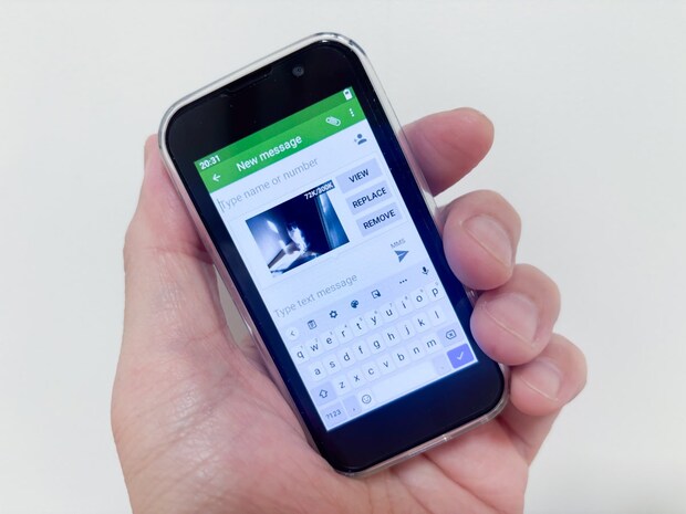 メール機能を使ってみようとしましたが、キーボードがあまりに小さすぎて、狙ったキーを打てません