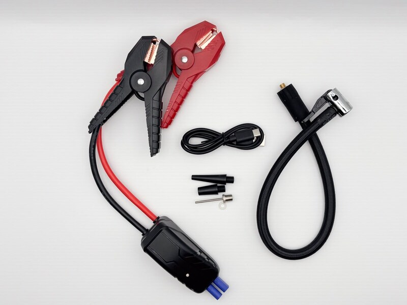 バッテリーケーブル、空気入れホース、ボールなどの空気入れニードル、USB Type-Cケーブルが付属