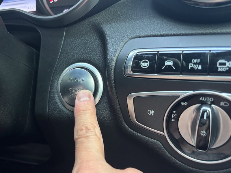 ジャンプスターターを繋ぎ、30秒以上経ってからエンジンスタートキーを押せば、普通にエンジンがかかります