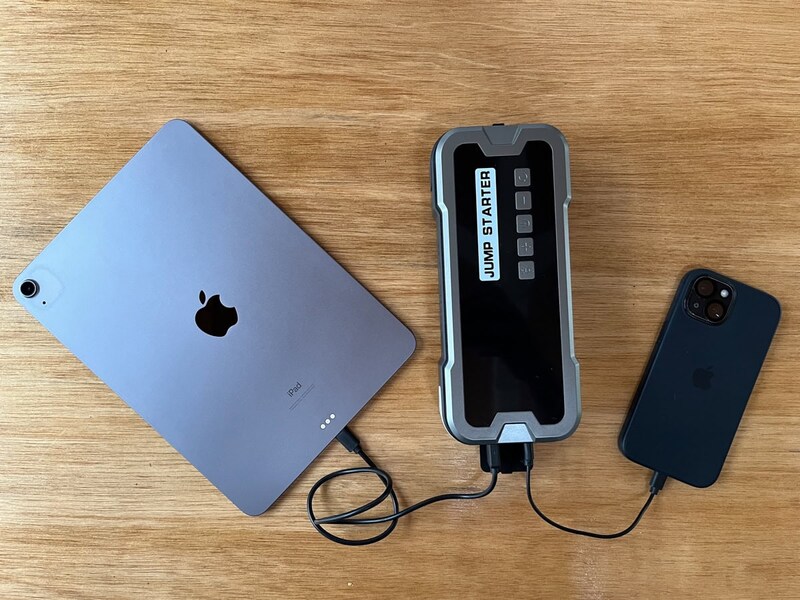 出力ポートは2つあるので同時に2台のデジタル機器をQC3.0充電でき、容量は16000mAhとなっています