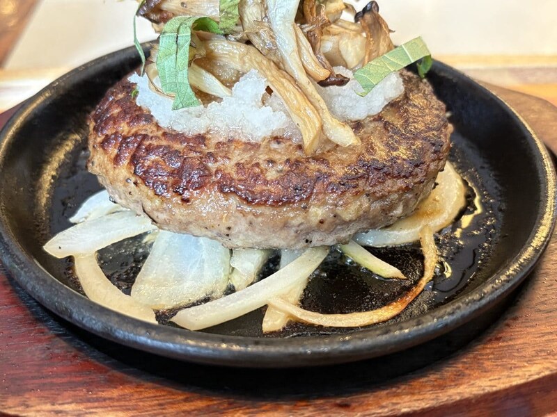 人気の黒×黒ハンバーグは、肉汁感がすごかった！