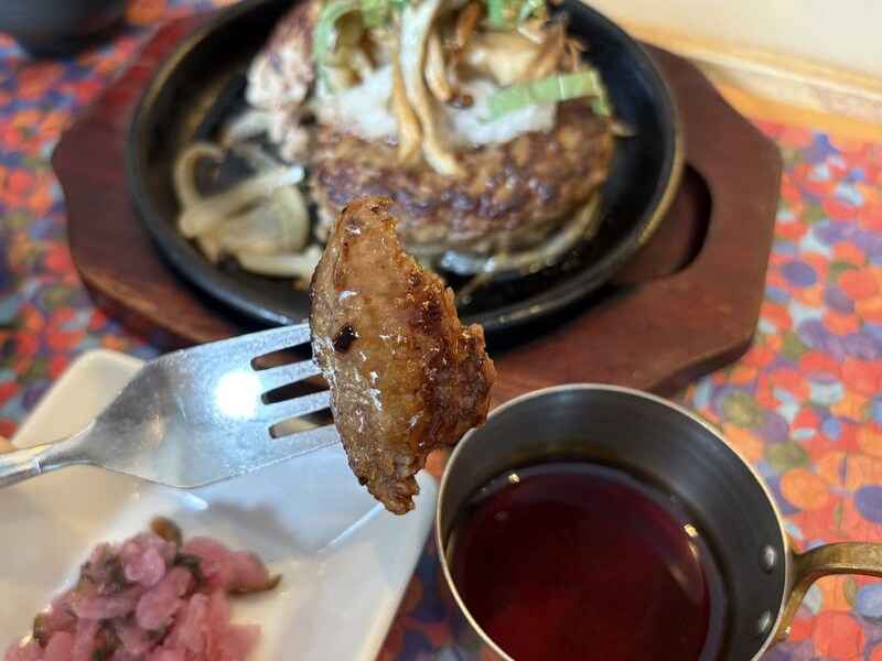 醤油やみりんベースのソースに、日本ワイン「藍茜」を店舗で合わせている