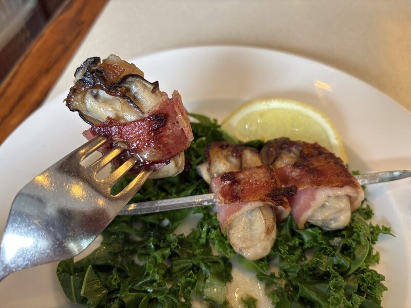 ベーコンの程よい塩味が、蒸し牡蠣のミルキーで濃厚な旨みを引き立てる、シンプルで奥深い味わい