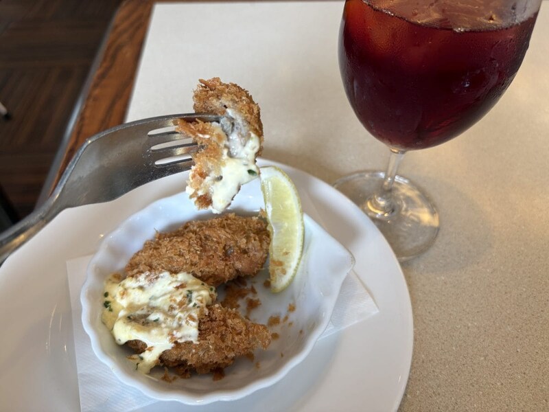 こってりとしたタルタルソースをたっぷり絡めて、レモンをギュッと絞って……サックサクの衣に歯を立てると、すぐぷりぷりの牡蠣にたどり着く！