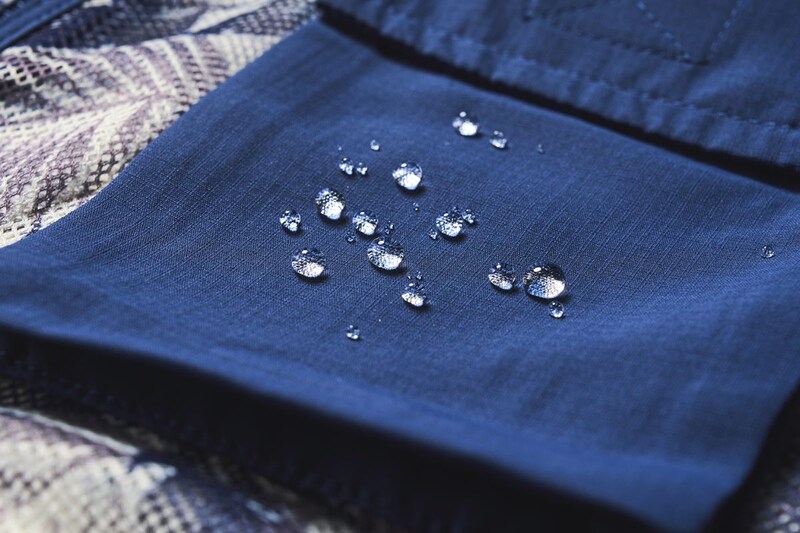 ポケットにははっ水加工を施しており、雨に強い