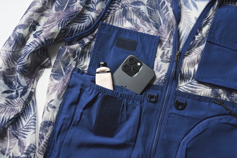 収納力のあるポケットは貴重品やギアを入れるのにも最適