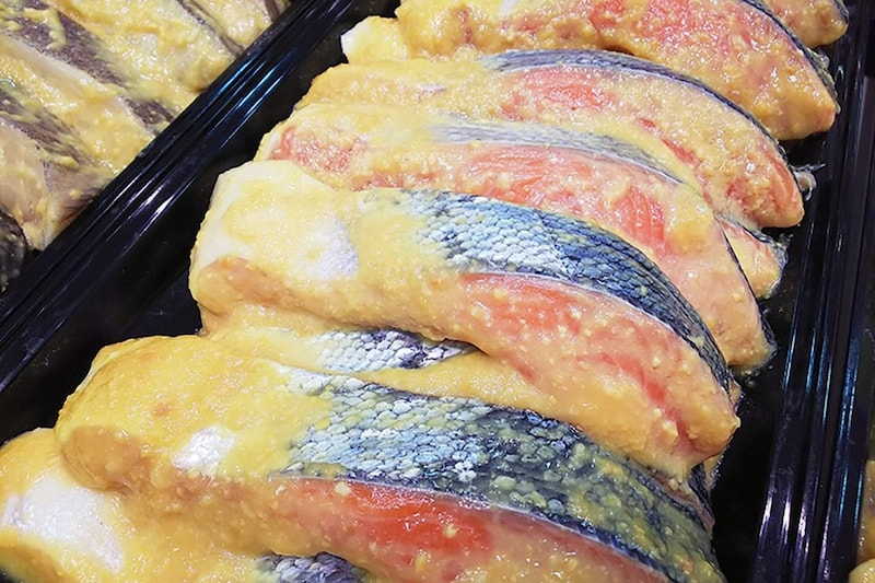 角上魚類で人気の自家製の銀鮭西京漬け