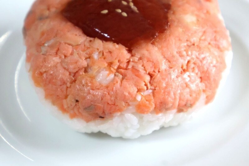 鮭は角上魚類で人気の「銀鮭西京焼」を焼いてほぐしたもの