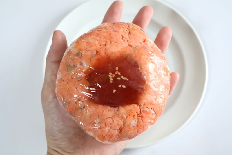 【話題】角上魚類“デカおにぎり”は450円で満腹必至!? 贅沢すぎる「銀鮭西京焼ほぐしおにぎり」を実食レポ