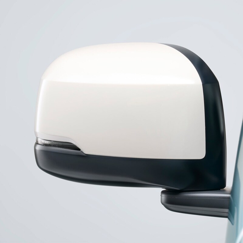 オフホワイト塗装が施された専用のドアミラー、アウターハンドルや、カラードフルホイールキャップを装備