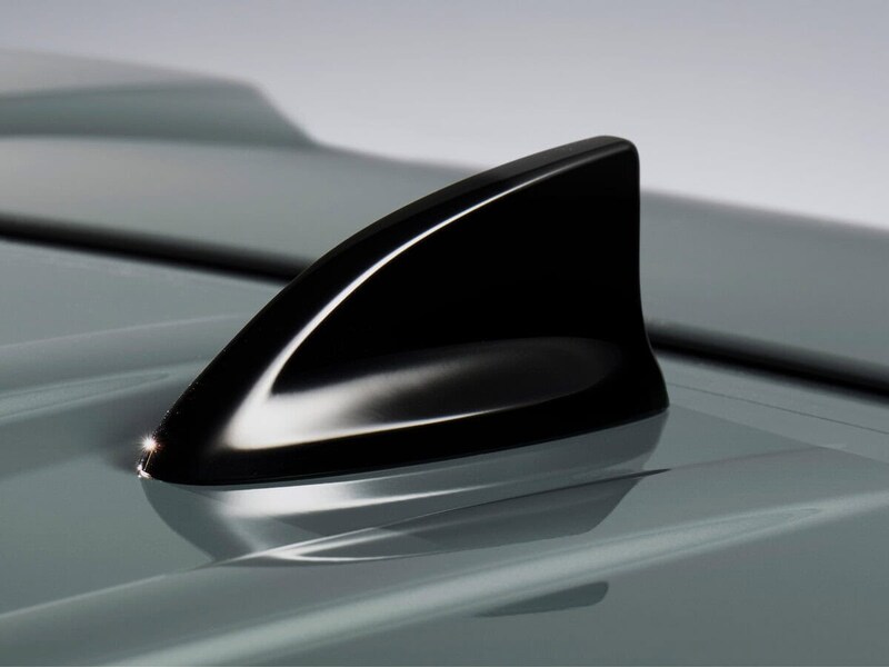 シャークフィンアンテナもクリスタルブラックパール塗装