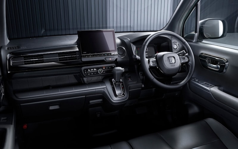 インテリアにもピアノブラック塗装のガーニッシュを組み込むなど、より上質で洗練されたデザインとしている