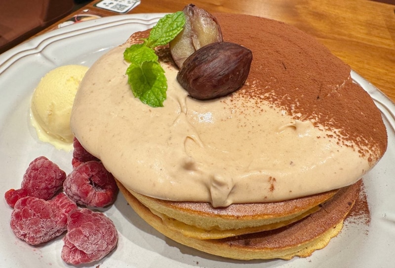 マロンホットケーキが届いた瞬間、ふわっとしたホットケーキとマロンの甘い香りが合わさり、なんとも言えない幸せな香りが鼻をくすぐります