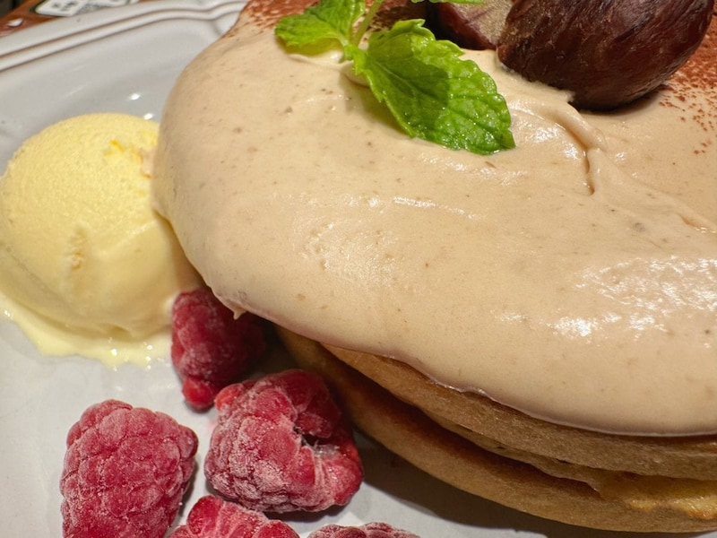 大きめのホットケーキの上には、こぼれ落ちそうなほどたっぷりとマロンクリームがかかっていました