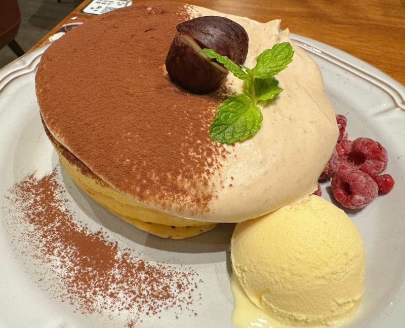 【多幸感爆上がり】珈琲館で年間160万食「人気ホットケーキ」の秋限定がまるで高級モンブラン!? 感動レビュー