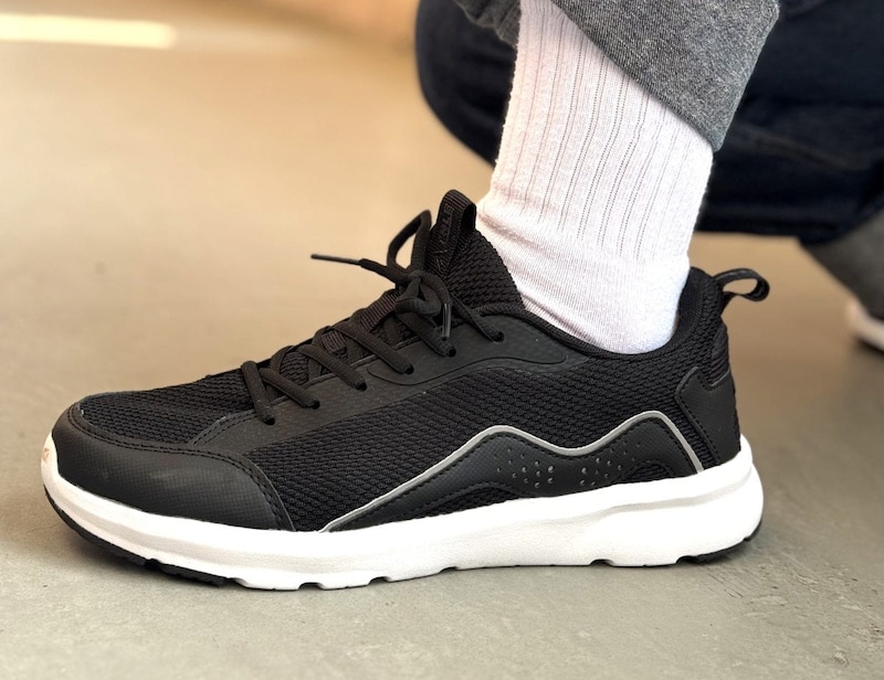 【ワークマンで大ヒット】1,500円で「長く履いても疲れない」噂のコスパ最強スニーカーの実力を徹底検証