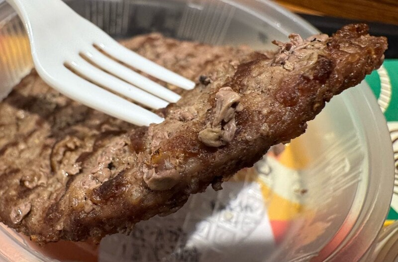 厚みは通常のビーフパティと変わらずといった感じ