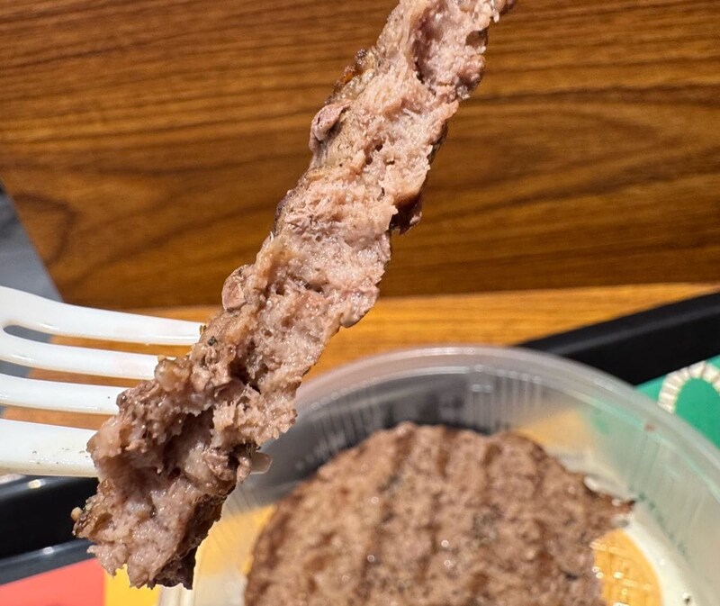 専用のブロイラーでじっくり直火焼きすることで余分な油を落とし、必要な肉汁を閉じ込めているというバーガーキング特製のビーフパティは、スモーキーで脂っぽくなく、肉本来の旨味を感じるワイルドな味わい