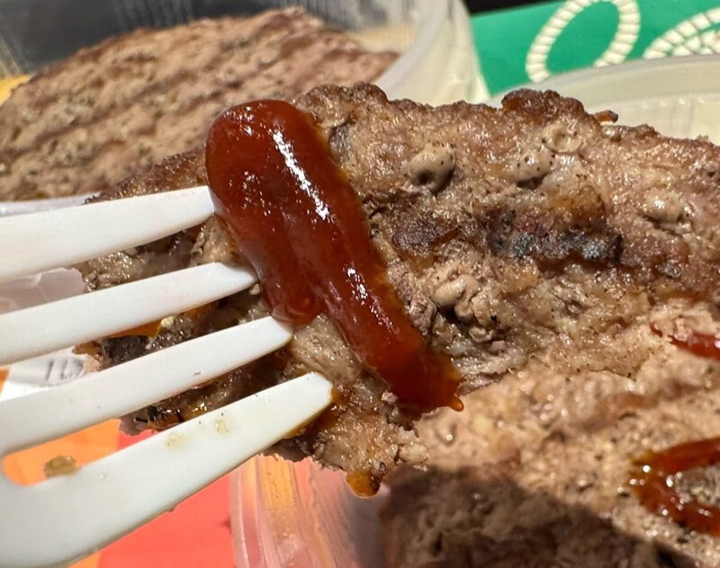 スパイシーソースは、結構本格的な辛さとニンニクのパンチが効いた風味ででビーフパティとの相性もばっちり