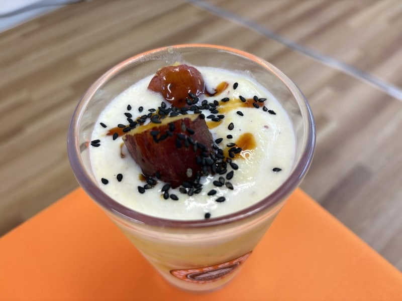 トップに注目してみると、インパクト抜群！なんとさつまいもの甘露煮が……！