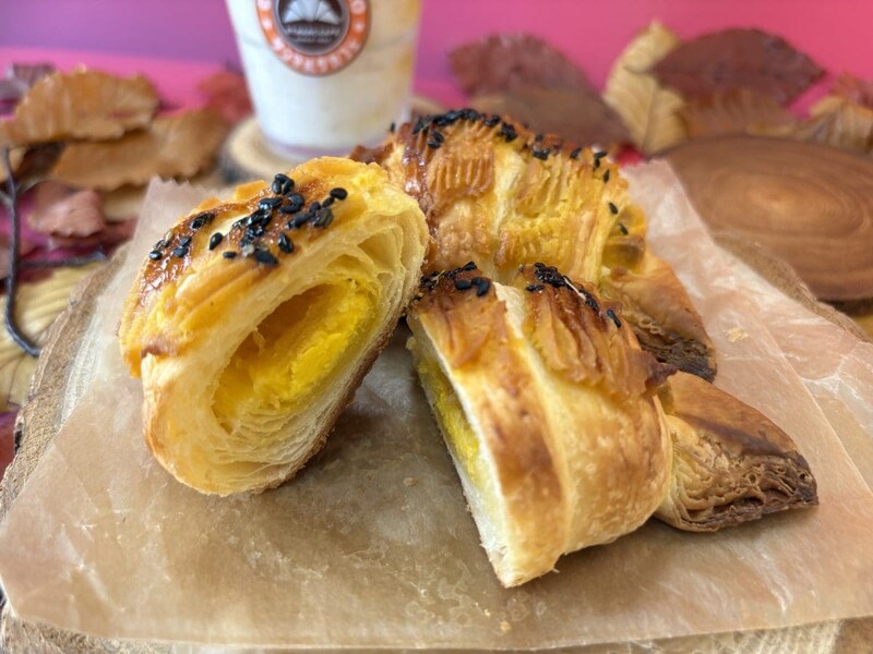 サクサクのクロワッサン生地の中には、安納芋チョコレートと、とろけるような安納芋クリームをたっぷりと