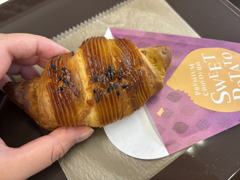 スイートポテトを思わせる波模様に絞った安納芋クリームがトッピングされている