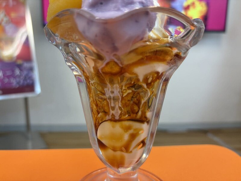 グラスの中を彩るのは、サクサクなコーンフレークや、とろっとしたプリン