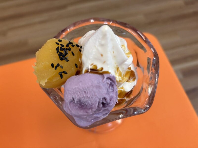 しっとり濃厚な「さつまいもペースト」と紫芋を使用した鮮やかな「紫芋アイス」